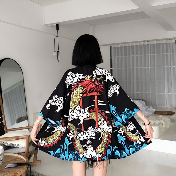 Kimono noir avec imprimé dragon japonais, idéal pour un style unique. Découvrez notre collection de kimonos originaux.