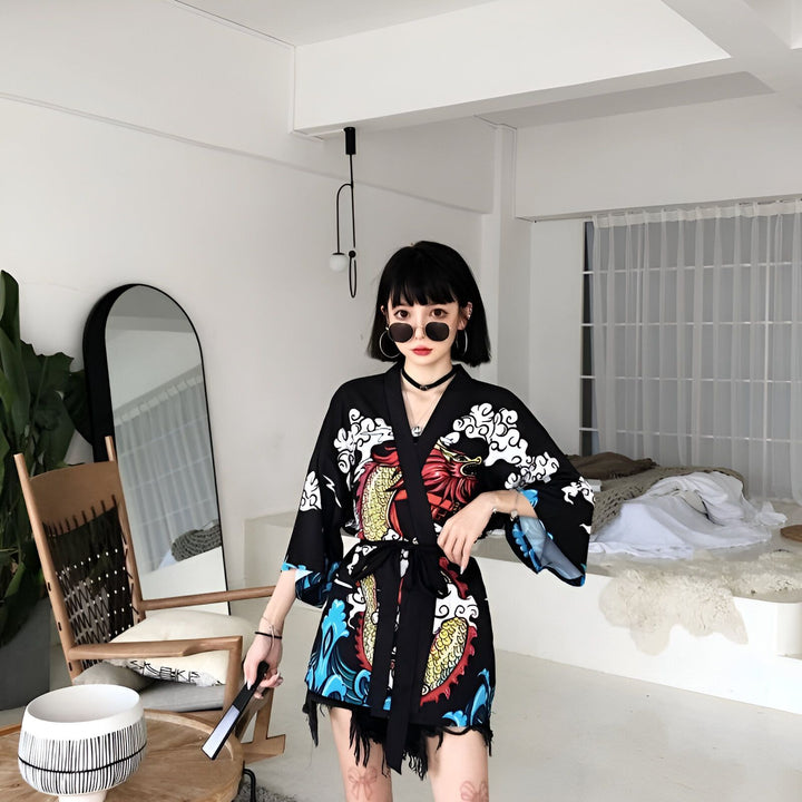 Jeune femme portant un kimono noir avec un motif de dragon coloré. Vente de kimonos pour femme, style japonais moderne. Découvrez notre collection de kimonos uniques.