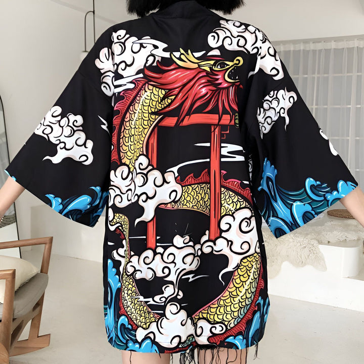 Kimono noir avec un dragon rouge et jaune imprimé, entouré de nuages blancs et de vagues bleues. Vêtement traditionnel japonais élégant et unique.