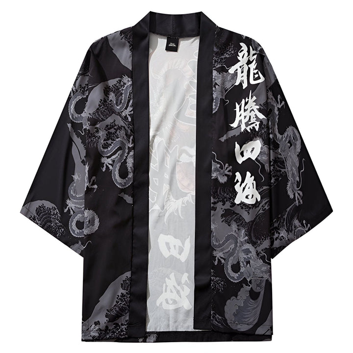 Kimono noir avec motifs de dragons gris et inscriptions japonaises blanches. Vêtement traditionnel japonais, style décontracté et original. Idéal pour compléter une garde-robe tendance.