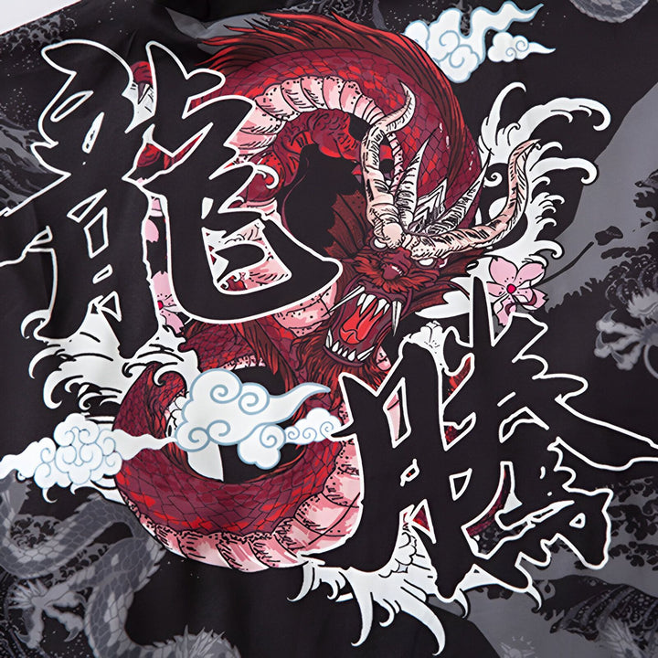 Motif de kimono avec dragon rouge, nuages et caractères japonais. Vêtements de style asiatique.