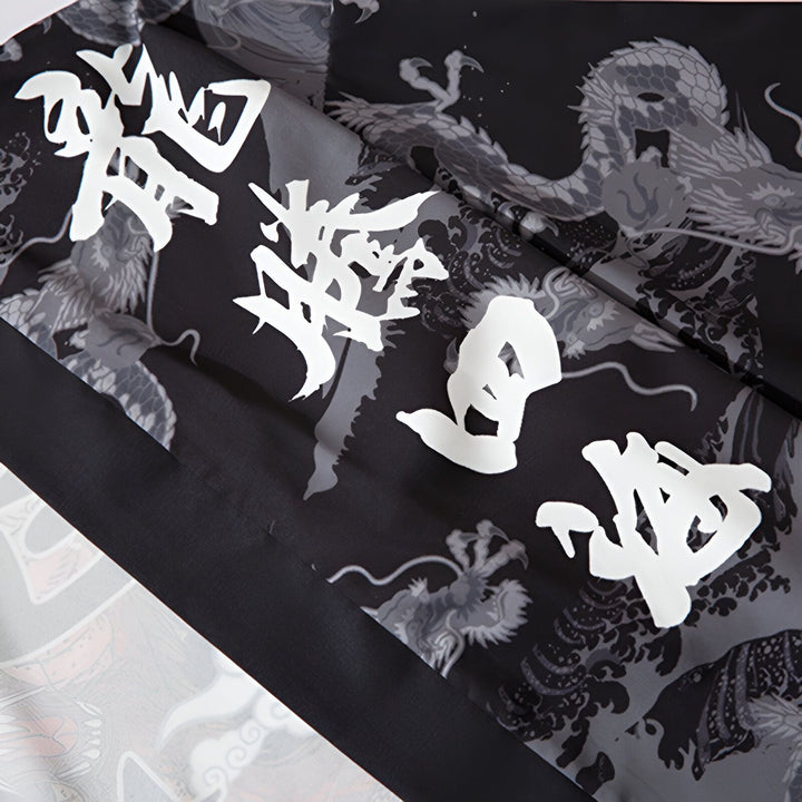 Détail d'un kimono noir avec motifs de dragons gris et calligraphie blanche. Vêtements traditionnels japonais.