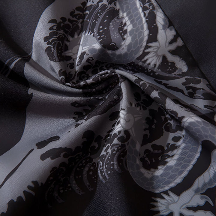 Motif de kimono avec dragons et vagues japonaises en gris et noir. Détail du tissu d'un kimono traditionnel ou moderne. Vêtements japonais, boutique de kimonos.