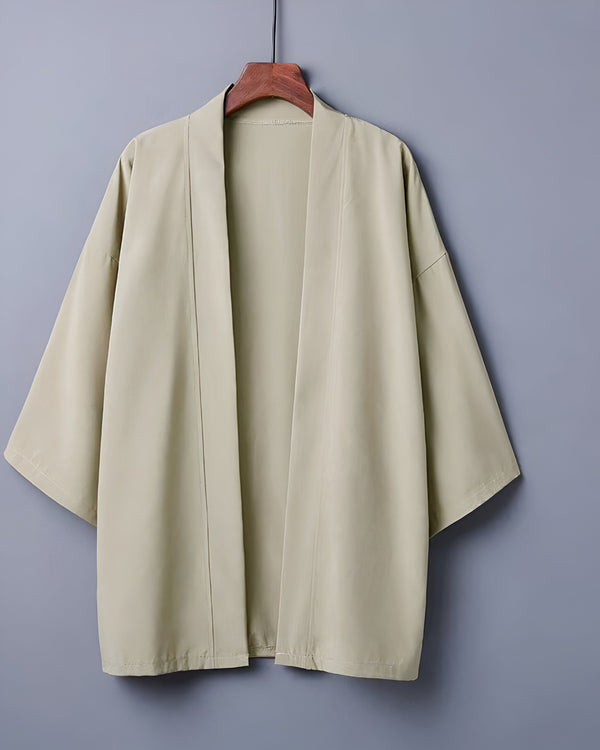 Kimono beige décontracté suspendu à un cintre en bois. Vente de kimonos pour hommes et femmes. Mode japonaise traditionnelle et moderne.