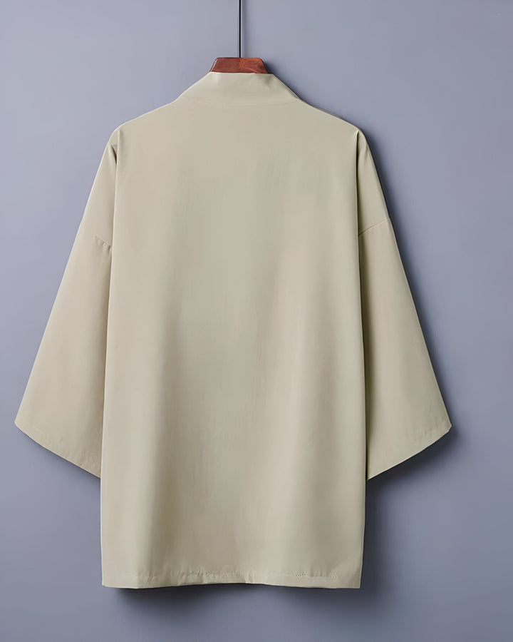 Vue arrière d'un kimono beige clair suspendu. Découvrez notre collection de kimonos uniques et élégants.