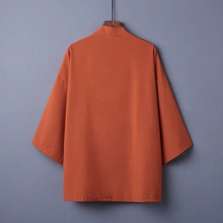 Kimono orange sur cintre. Découvrez notre collection de kimonos élégants et confortables. Idéal pour se détendre à la maison ou pour un style unique. Achetez maintenant!