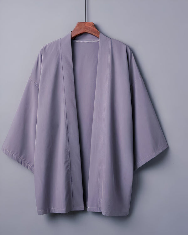 Kimono décontracté gris clair sur un cintre en bois. Découvrez notre collection de kimonos uniques.