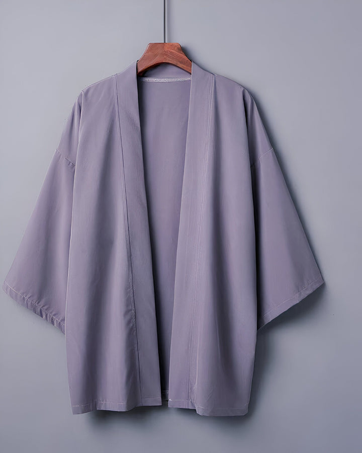 Kimono décontracté gris clair sur un cintre en bois. Découvrez notre collection de kimonos uniques.