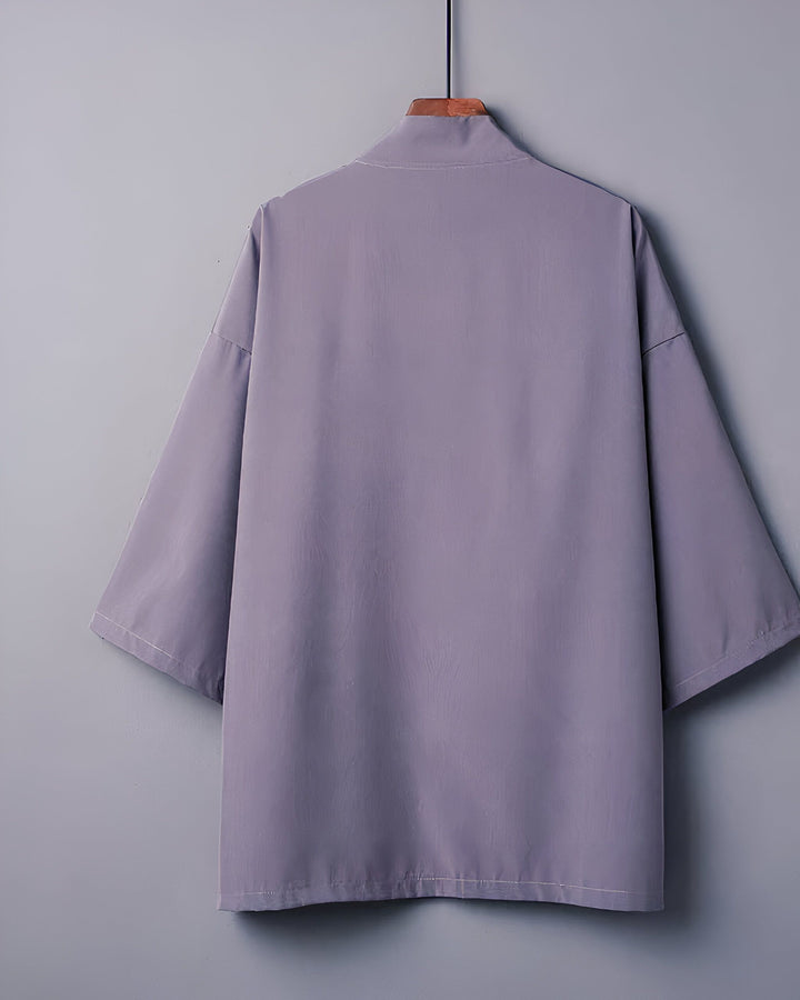 Kimono unisexe violet pastel sur cintre. Vêtements japonais traditionnels et modernes à découvrir.