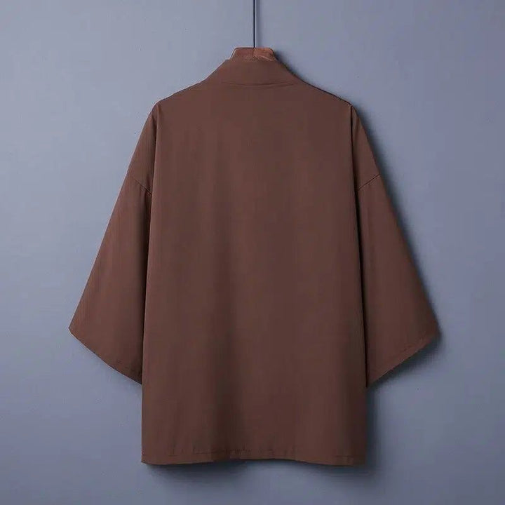 Kimono marron unisexe sur cintre. Vue arrière d'un vêtement japonais traditionnel. Découvrez notre collection de kimonos de haute qualité.