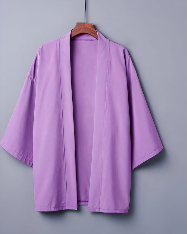 Kimono lilas sur cintre. Découvrez notre collection de kimonos pour hommes et femmes. Vêtements japonais traditionnels et modernes.