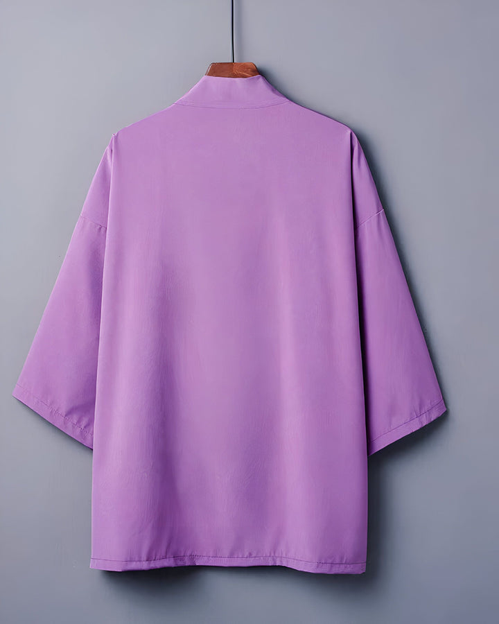 Kimono violet uni sur un cintre en bois. Vêtements traditionnels japonais. Disponible à l'achat.