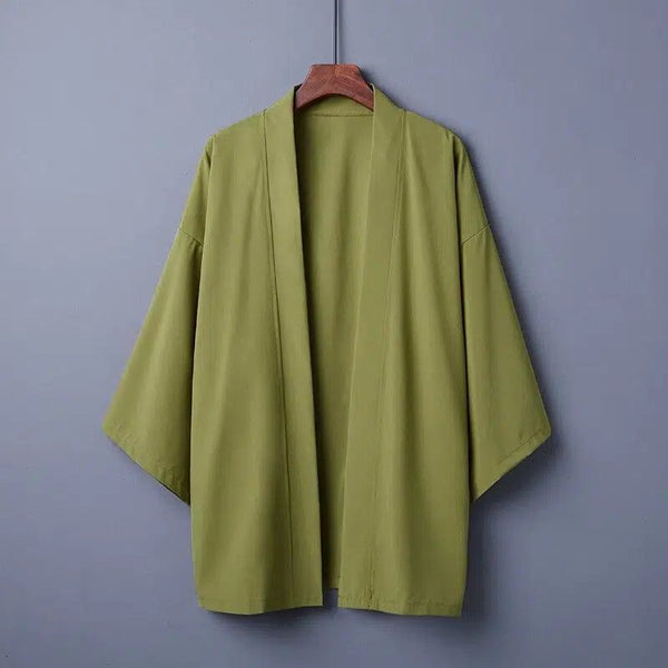 Kimono vert olive sur un cintre. Découvrez notre collection de kimonos.