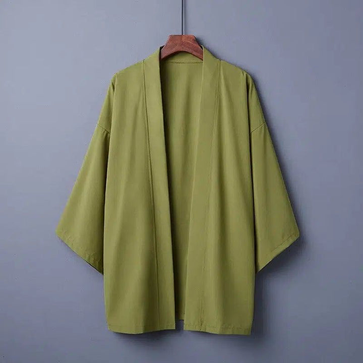 Kimono vert olive sur un cintre. Découvrez notre collection de kimonos.
