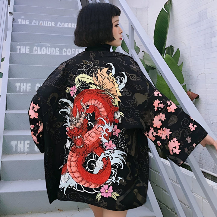 Kimono noir avec motif de dragon rouge et fleurs roses. Vêtement de style japonais. Idéal pour un look unique et tendance. Découvrez notre collection de kimonos !