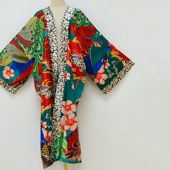 Kimono coloré à motifs de fleurs et de paons, idéal pour un look original. Vente de kimonos en ligne.