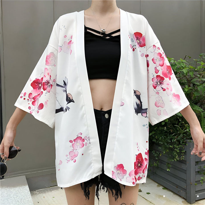 Kimono blanc à motifs de fleurs de cerisier et d'oiseaux noirs. Vêtements japonais traditionnels en vente.