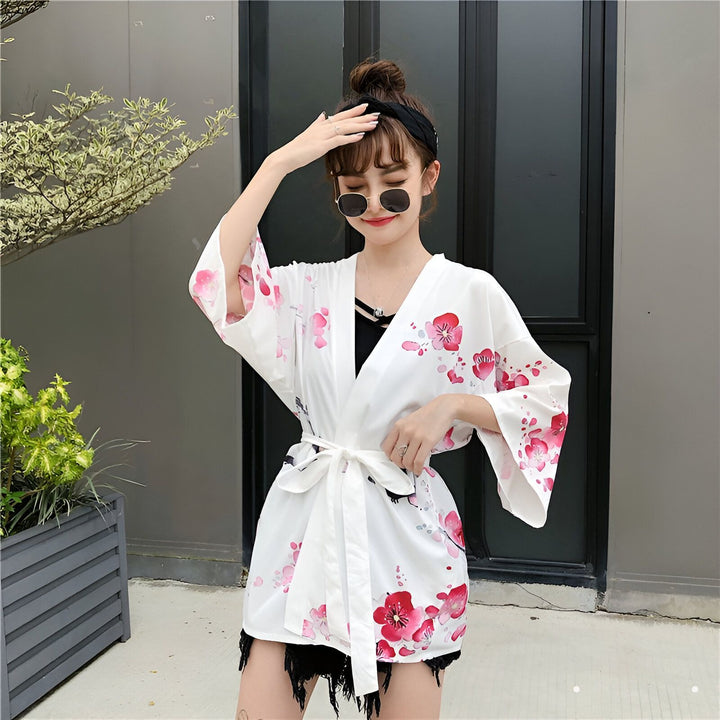 Femme portant un kimono blanc à fleurs rouges. Kimono japonais tendance. Vêtements de style kimono en vente.