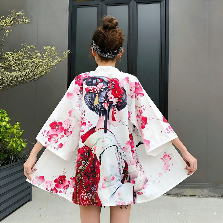 Kimono blanc imprimé avec motif de geisha et fleurs de cerisier rouges. Vêtement de style japonais.