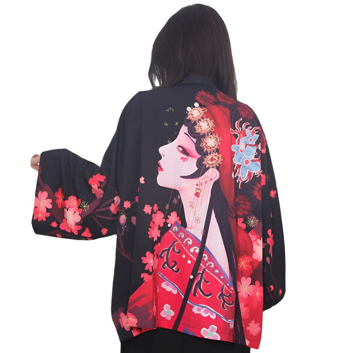 Kimono imprimé avec un portrait de femme et des motifs floraux. Vêtements japonais traditionnels disponibles à l'achat.