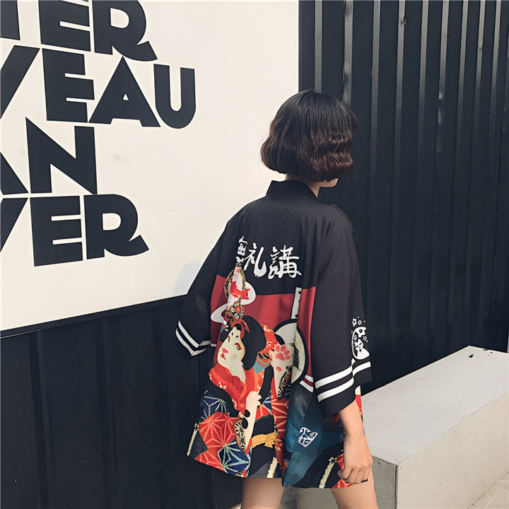 Kimono japonais noir avec motifs traditionnels colorés. Vêtement de style japonais, idéal pour un look unique et tendance. Découvrez notre collection de kimonos authentiques.