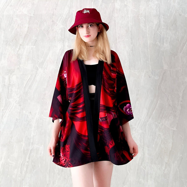 Femme portant un kimono rouge imprimé, chapeau rouge. Découvrez notre collection de kimonos uniques et originaux. Vêtements de style japonais pour hommes et femmes.