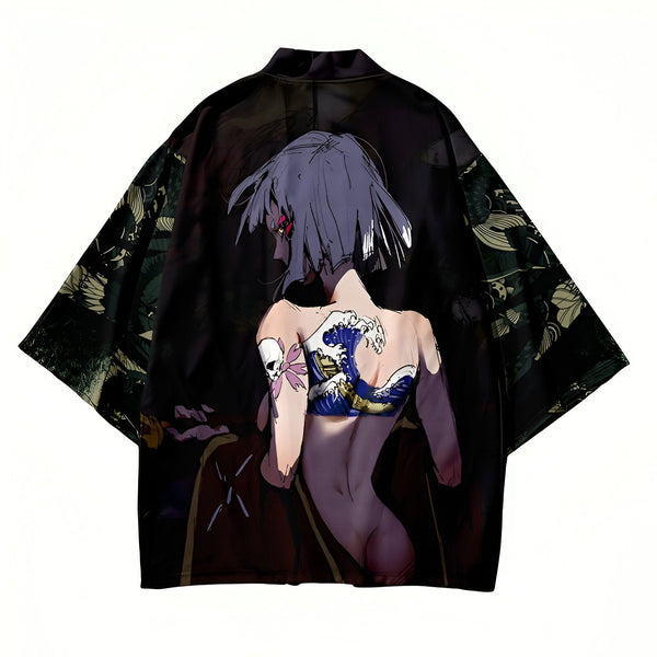 Kimono noir avec imprimé d'une femme manga tatouée avec une vague et une tête de mort. Vêtement de style japonais, idéal pour un look unique et tendance. Découvrez notre collection de kimonos originaux.