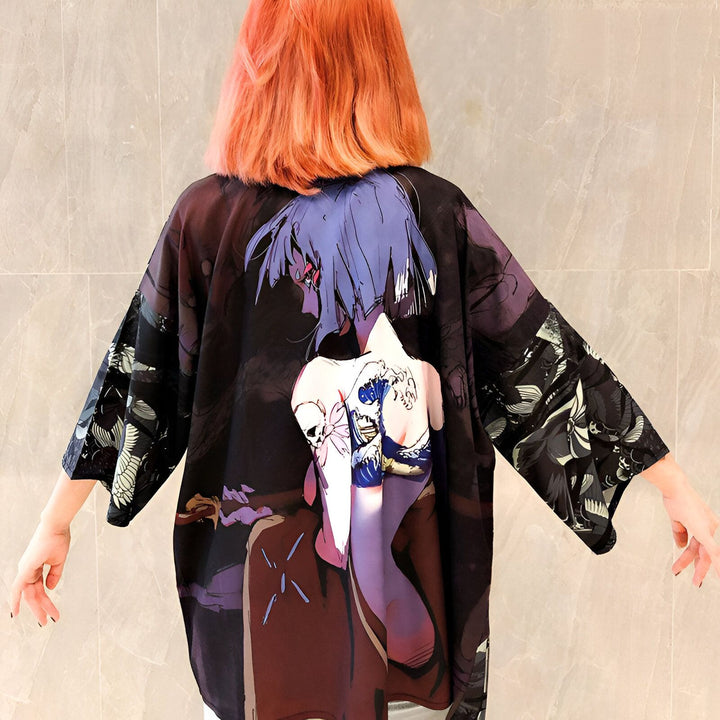 Dos d'une femme portant un kimono noir imprimé d'un personnage manga. Kimono japonais tendance à motifs originaux. Vêtements traditionnels revisités.