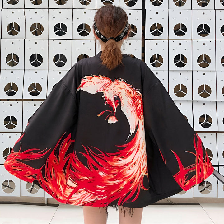 Kimono noir avec un motif de phénix rouge dans le dos, style japonais. Vêtements traditionnels.