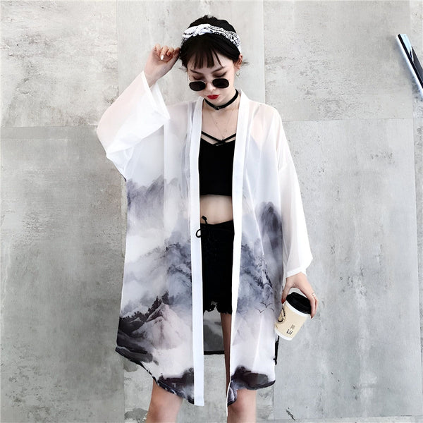 Femme portant un kimono blanc imprimé montagne. Vêtements de style japonais à la mode. Notre collection de kimonos uniques pour femme.