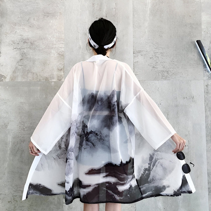 Kimono blanc transparent avec motif de paysage montagneux. Vêtements de style japonais, parfait pour un look unique. Découvrez notre collection de kimonos.