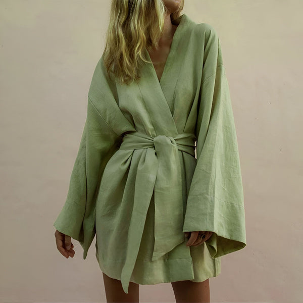 Femme portant un kimono vert en lin, noué à la taille. Vente de kimonos en ligne. Mode femme, style décontracté et élégant.