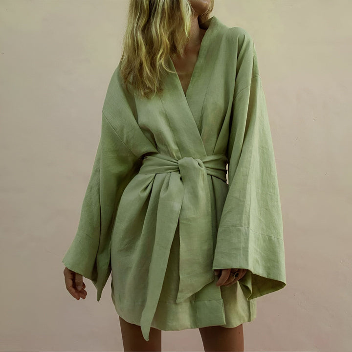 Femme portant un kimono vert en lin, noué à la taille. Vente de kimonos en ligne. Mode femme, style décontracté et élégant.