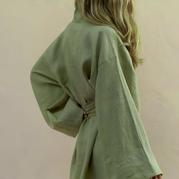 Kimono vert pour femme, vue de dos. Élégance et confort. Découvrez notre collection de kimonos uniques.
