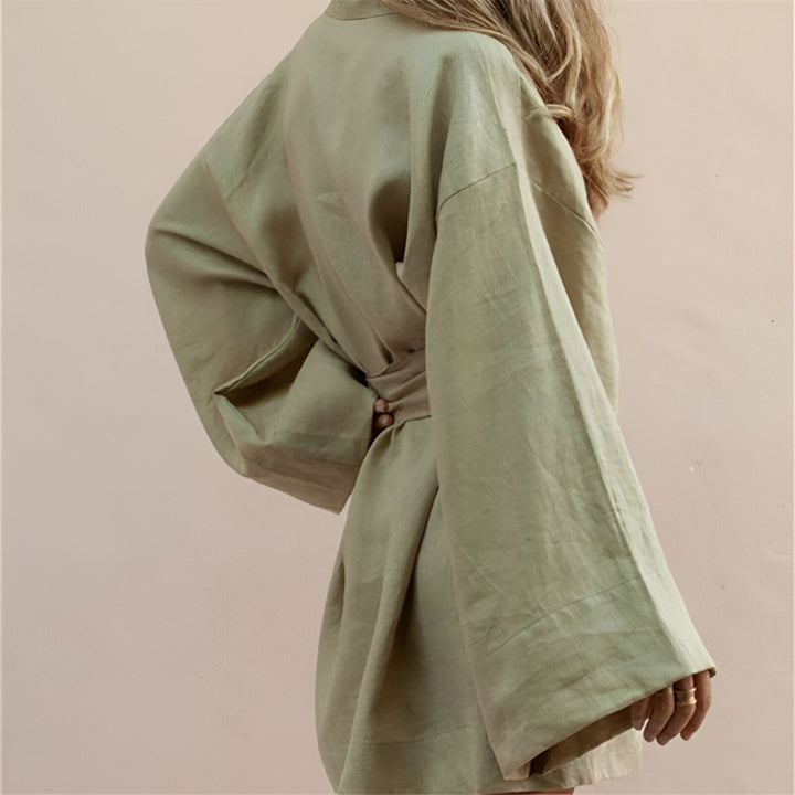 Kimono vert en lin vu de dos, noué à la taille. Vêtements kimono pour femme.