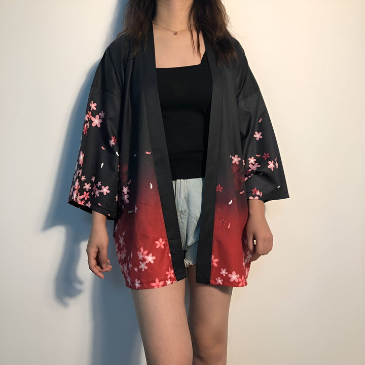 Kimono femme noir et rouge avec motif de fleurs de cerisier. Vêtement de style japonais, idéal pour un look tendance et original. Découvrez notre collection de kimonos uniques.