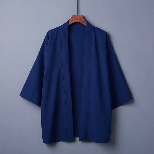 Kimono bleu marine sur cintre en bois. Vêtements japonais traditionnels à manches larges. Découvrez notre collection de kimonos authentiques.