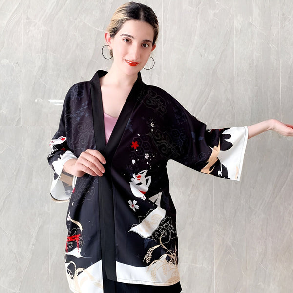 Femme portant un kimono noir à motifs japonais traditionnels, vente de kimonos en ligne.