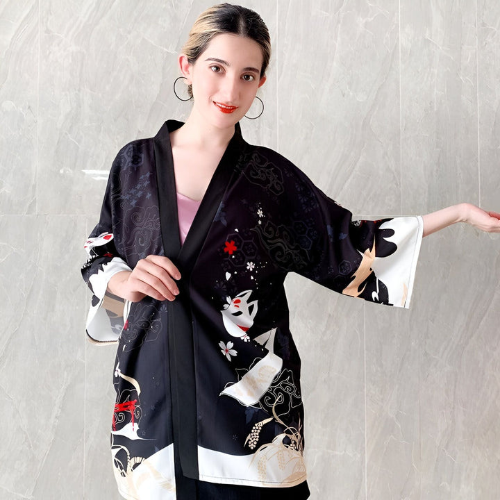 Femme portant un kimono noir à motifs japonais traditionnels, vente de kimonos en ligne.