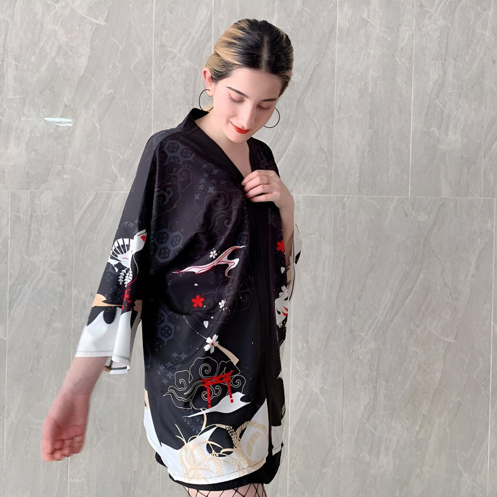 Femme portant un kimono noir à motifs japonais. Kimono décontracté et tendance. Idée de cadeau kimono. Boutique en ligne de kimonos.