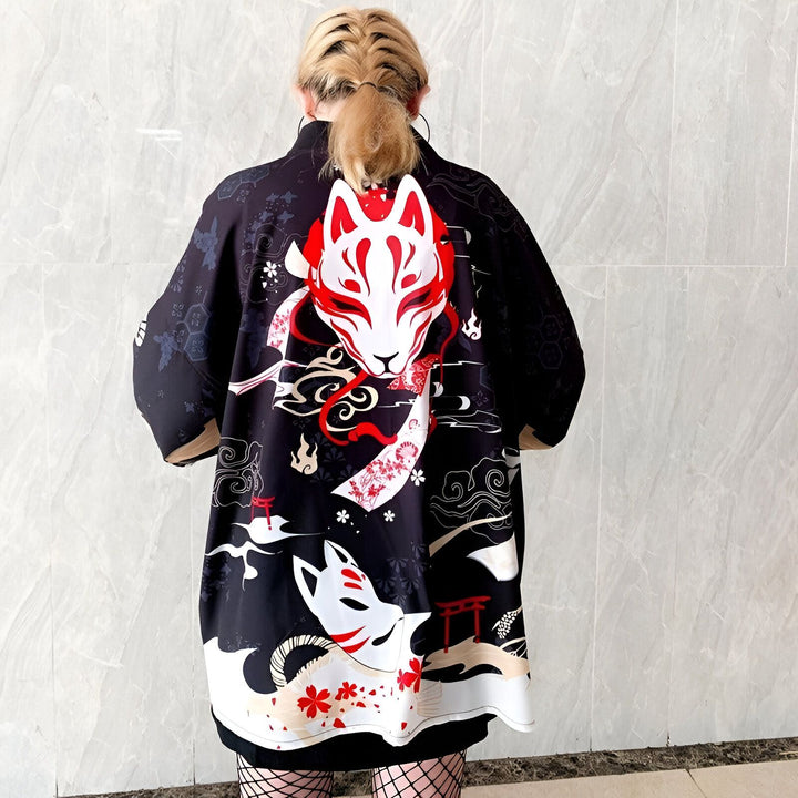Kimono noir avec motifs de masques de renard japonais. Vêtement traditionnel revisité, idéal pour un style unique et tendance. Découvrez notre collection de kimonos originaux.