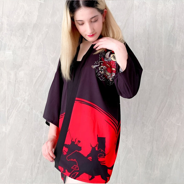Jeune femme portant un kimono noir et rouge avec des motifs de samouraïs et un masque de démon. Vêtements japonais traditionnels, disponible à l'achat.