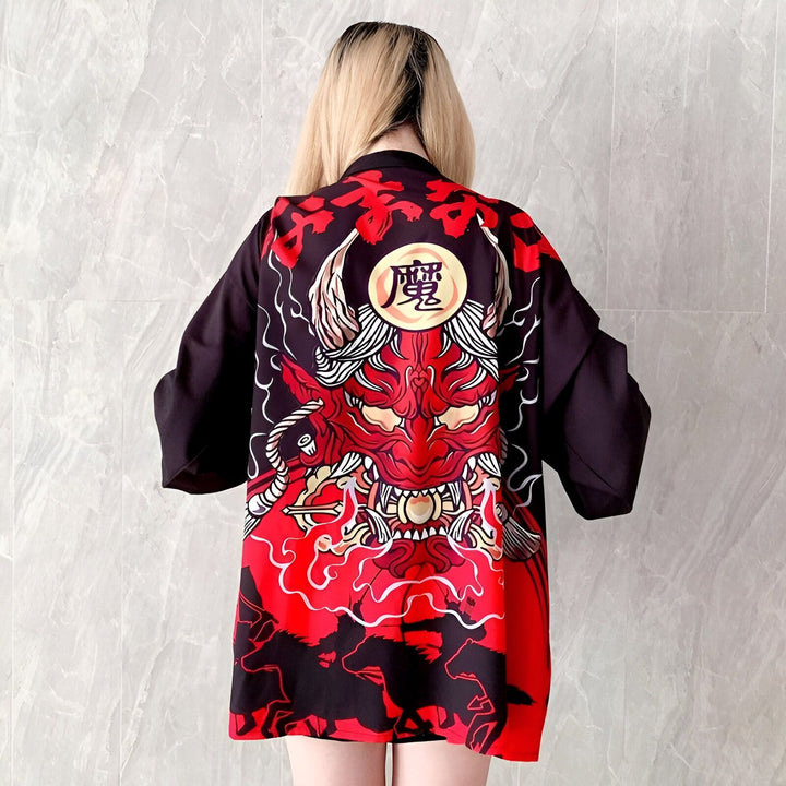 Kimono japonais avec motif de démon rouge et noir dans le dos. Vêtement de style traditionnel, idéal pour un look unique et tendance. Découvrez notre collection de kimonos pour hommes et femmes.