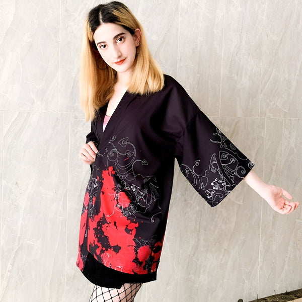 Femme portant un kimono noir avec des motifs rouges et blancs. Vêtements japonais traditionnels. Kimonos élégants et confortables à vendre. Mode asiatique et esthétique unique. Découvrez notre collection de kimonos.