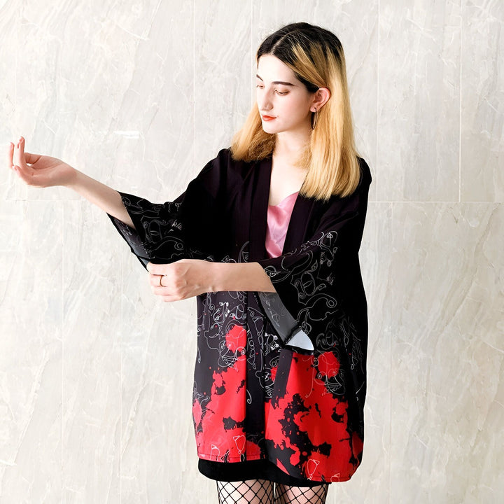 Femme portant un kimono noir avec motifs rouges et blancs. Kimono de style japonais à vendre. Vêtements traditionnels japonais et tenues modernes. Mode kimono unique pour femmes.
