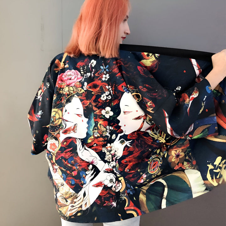 Kimono noir imprimé avec motifs de femmes, fleurs et poissons rouges. Vêtement de style japonais, parfait pour un look unique et tendance. Découvrez notre collection de kimonos.