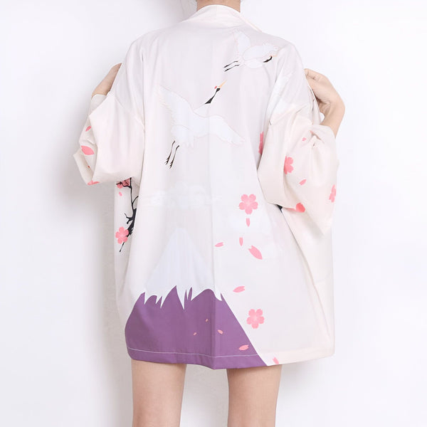 Kimono blanc imprimé grues japonaises et mont Fuji. Vêtement traditionnel japonais léger, motif floral délicat. Mode asiatique unique.