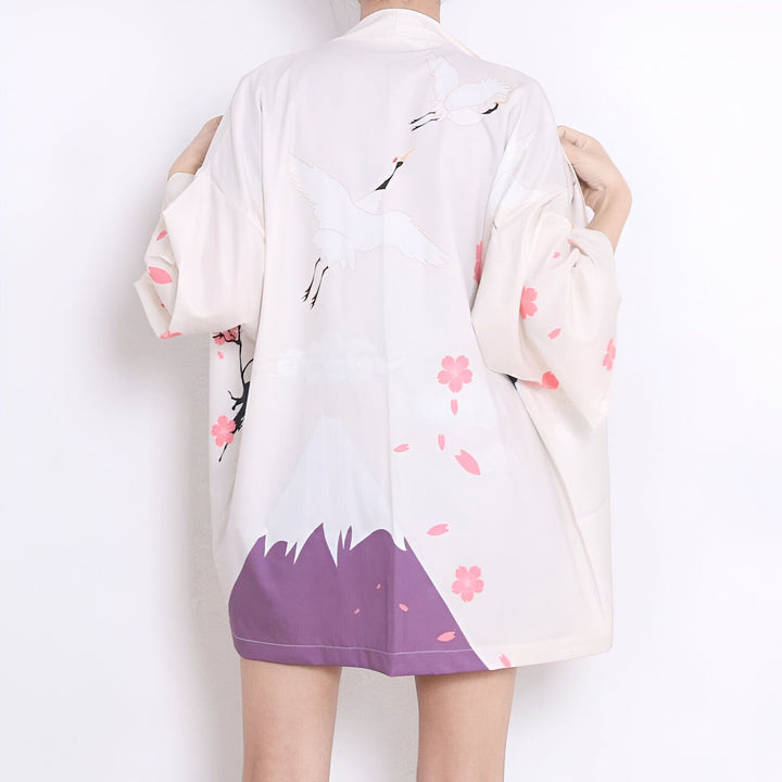 Kimono blanc imprimé grues japonaises et mont Fuji. Vêtement traditionnel japonais léger, motif floral délicat. Mode asiatique unique.