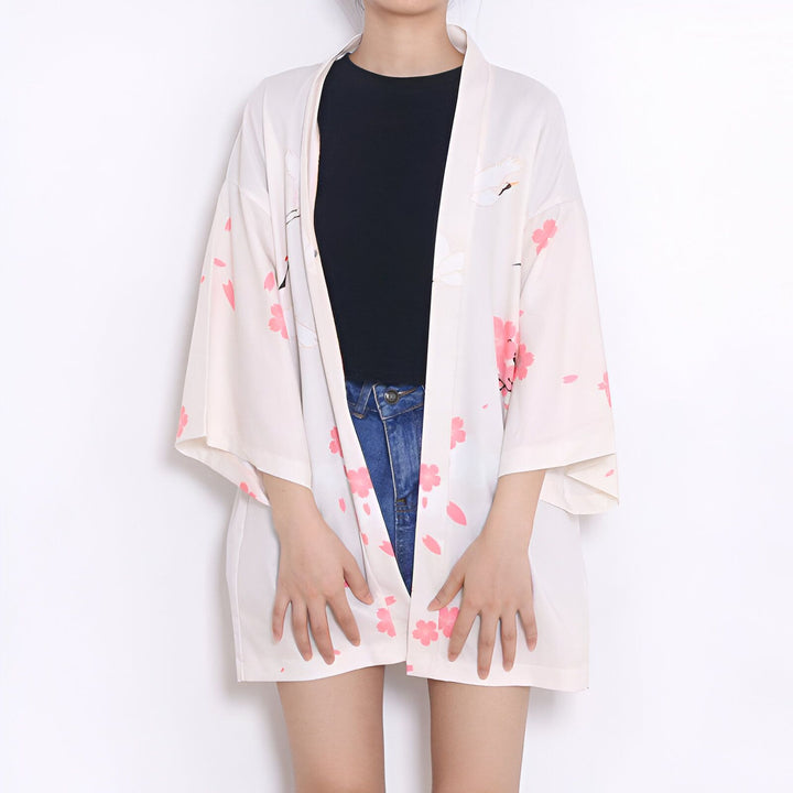 Kimono blanc à fleurs roses et motifs d'oiseaux, style japonais tendance. Vêtement léger idéal pour l'été. Découvrez notre collection de kimonos pour femmes.