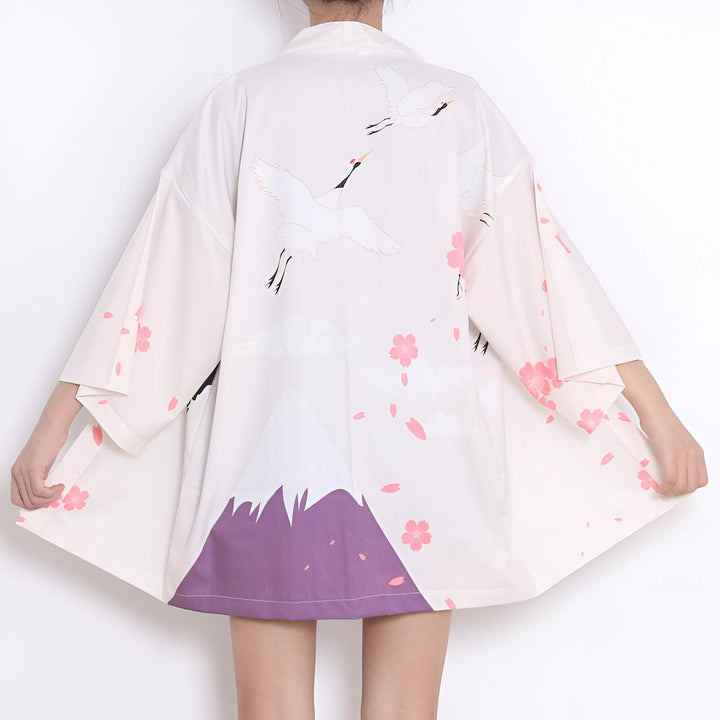 Kimono blanc avec motif de grues et Mont Fuji, style japonais traditionnel. Vêtements kimono à motifs floraux pour femmes.